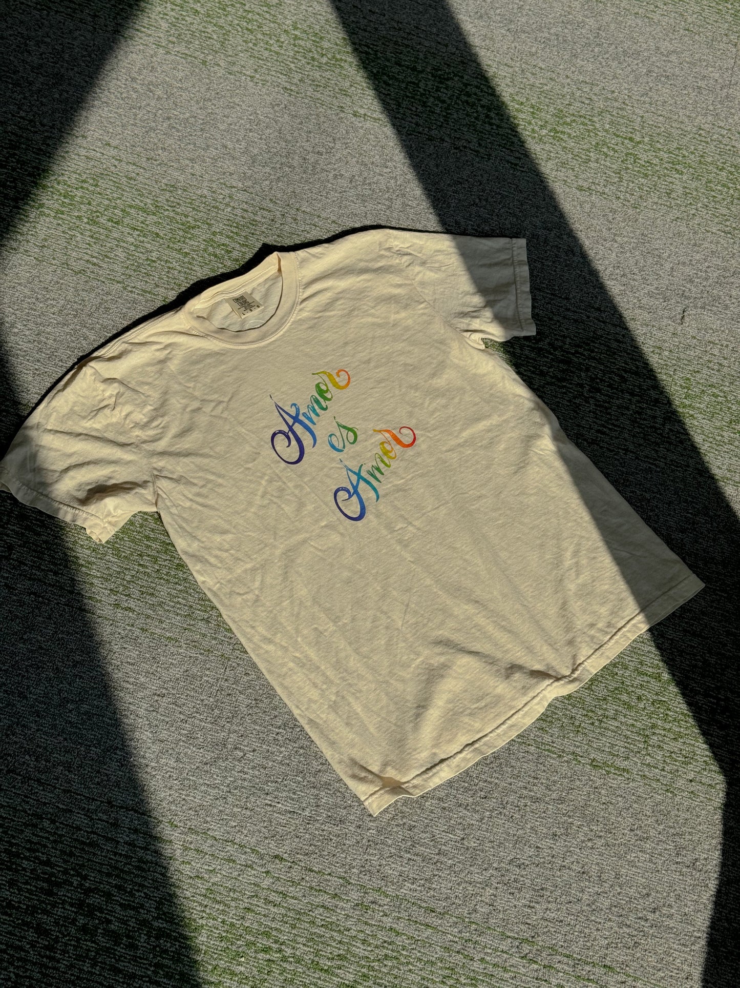 Amor Es Amor Rainbow Tee JZD
