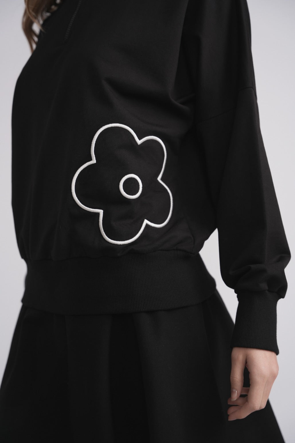 Embroidered Flower Half Zip Sweatshirt MOOD + ELLWI