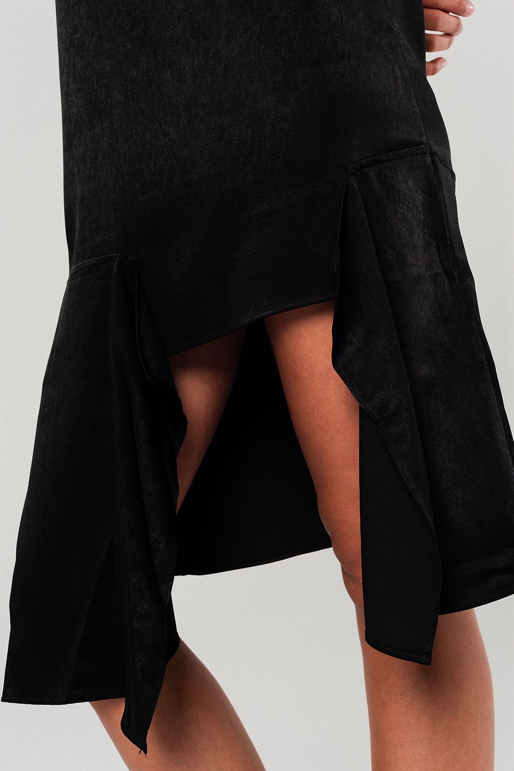 Asymmetric hem slip dress in black Q2store
