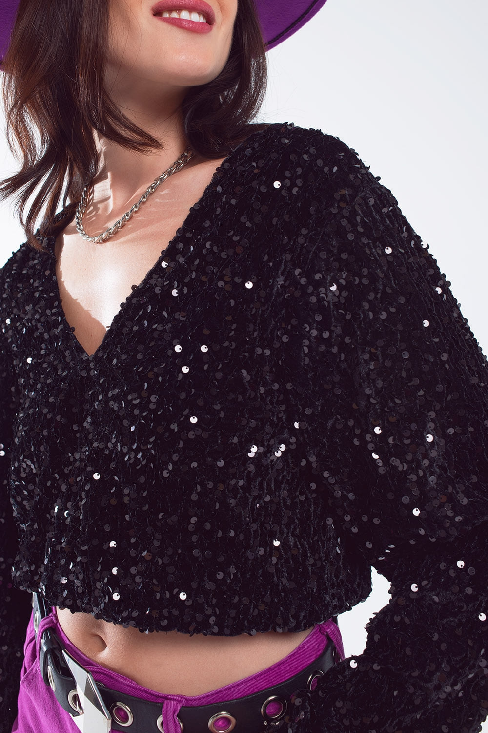 Black sequin top with V-Neckline ballon sleeves and Open Back Q2store