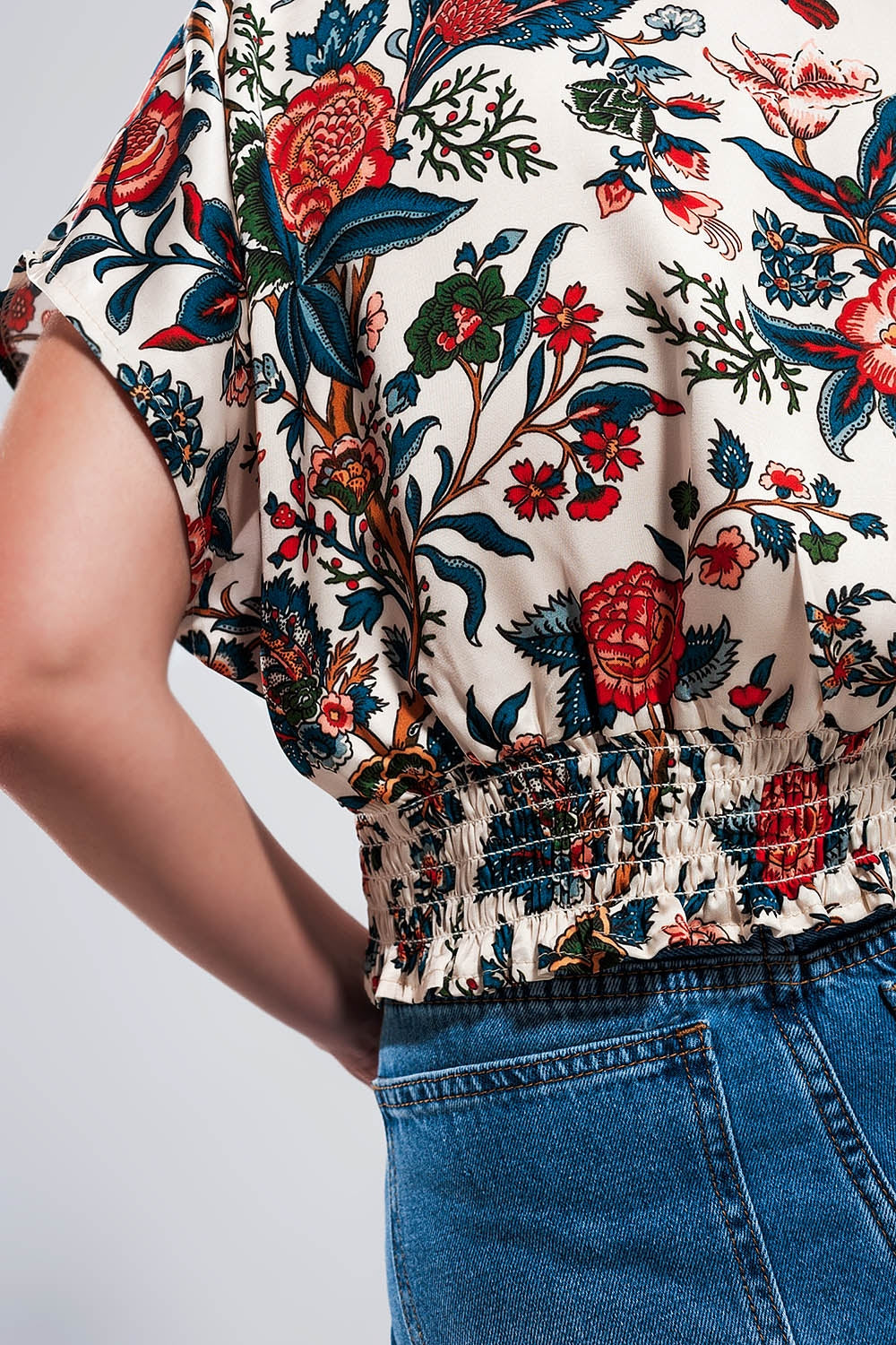 crop top with beige paisley print Q2store