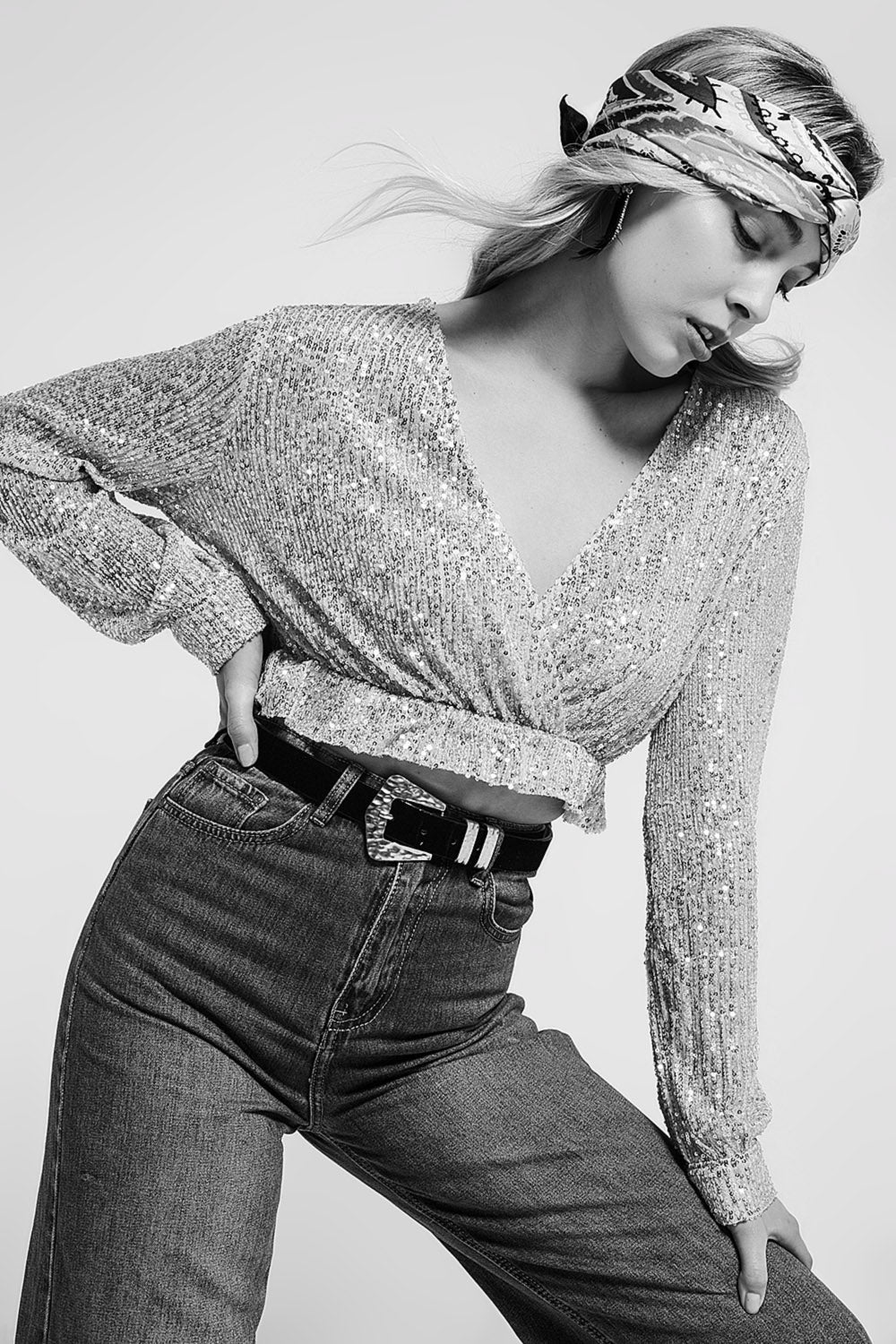Cross over cropped and sheer top with sequins in gold Q2store