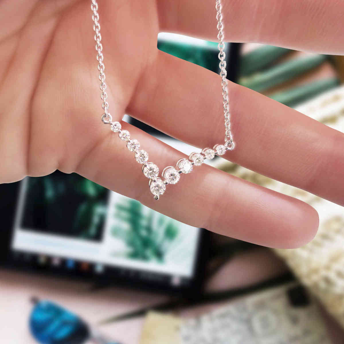 Round Graduated V-Necklace Fascinating Diamonds