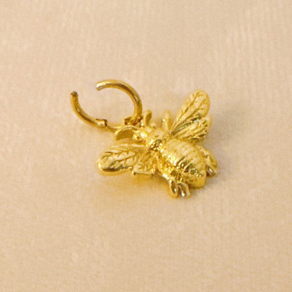 Bee The Queen Seamless Clip Charm Shop Style & More | Fresh Looks, Everyday Deals & Free Shipping
