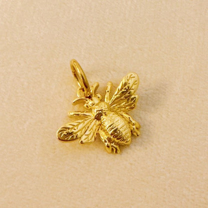 Bee The Queen Seamless Clip Charm Shop Style & More | Fresh Looks, Everyday Deals & Free Shipping