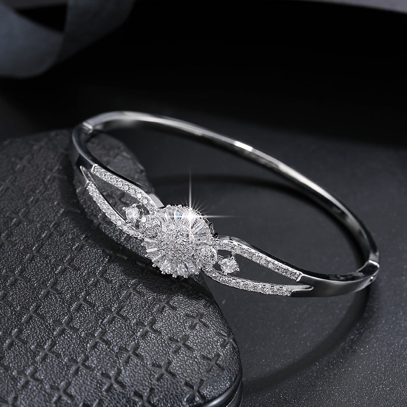 Elegant And Sophisticated Zirconia Bracelet With A Trendy And Minimalist Design, Exuding A Sense Of Luxury And Fashion. NovaCart