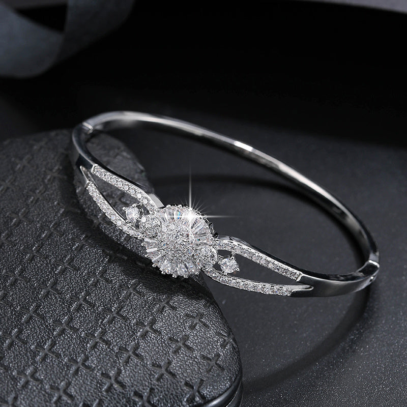 Elegant And Sophisticated Zirconia Bracelet With A Trendy And Minimalist Design, Exuding A Sense Of Luxury And Fashion. NovaCart