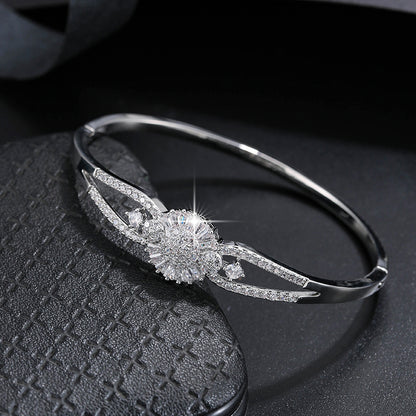 Elegant And Sophisticated Zirconia Bracelet With A Trendy And Minimalist Design, Exuding A Sense Of Luxury And Fashion. NovaCart