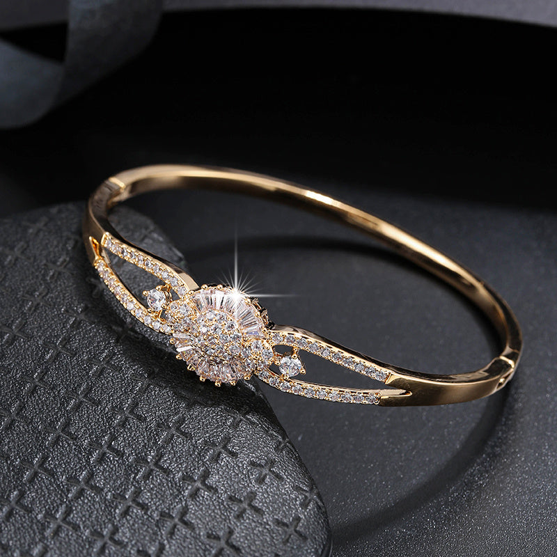 Elegant And Sophisticated Zirconia Bracelet With A Trendy And Minimalist Design, Exuding A Sense Of Luxury And Fashion. NovaCart