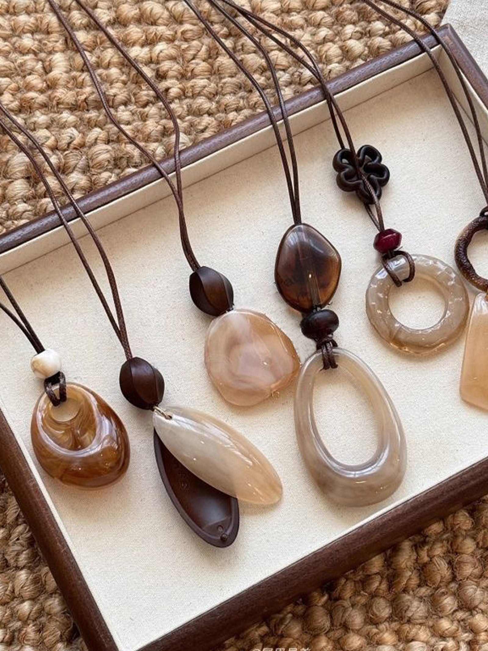 Long Pendant Necklace With Marbled Design LINTICO