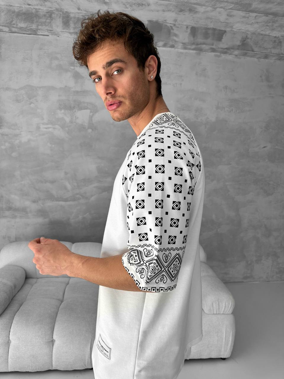Artistic Graphic Cotton T-Shirt / Figure with Rug Print Tee Withinblack