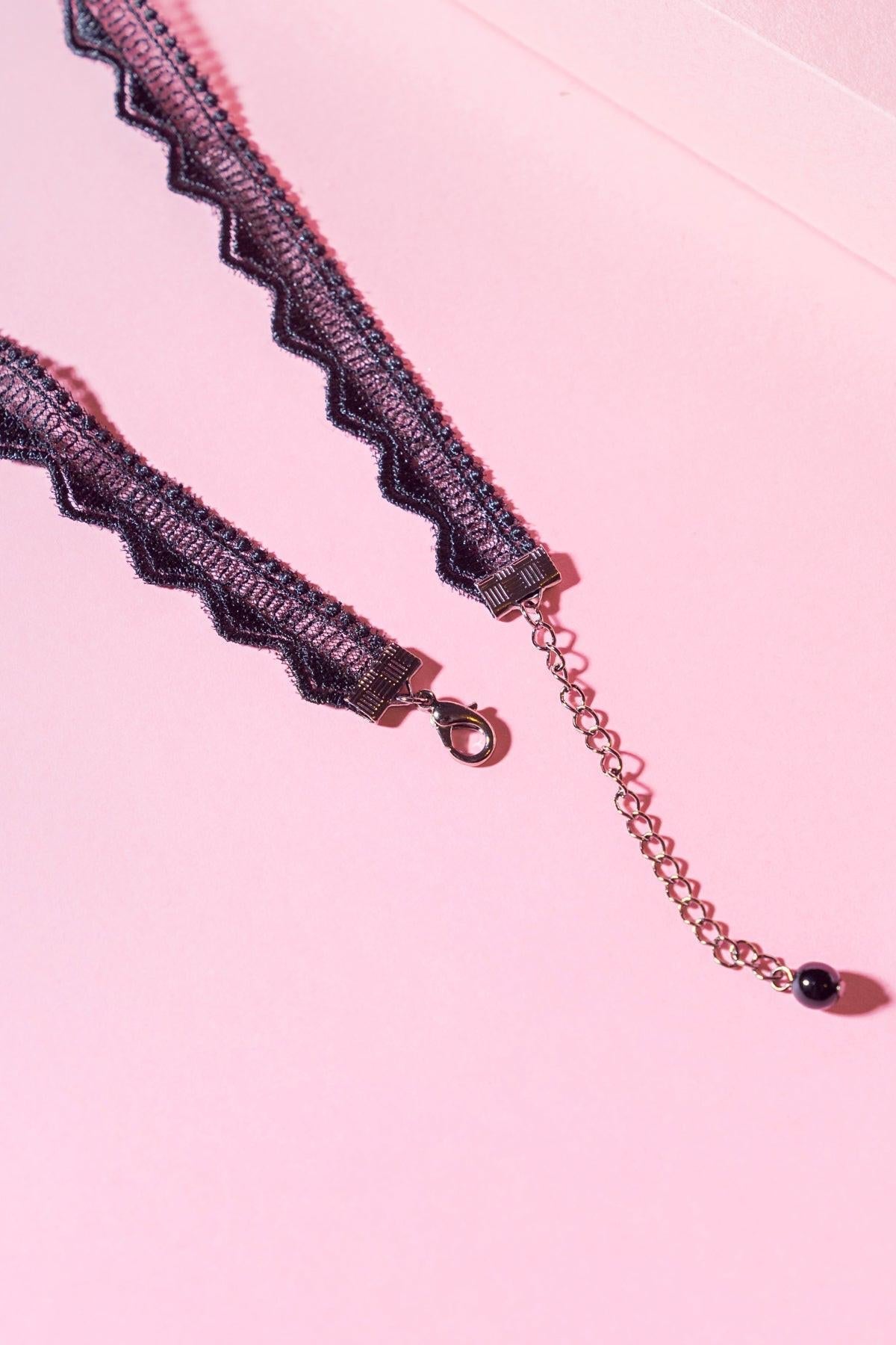 PRETTY IN LOVE CHOKER Flying Tomato