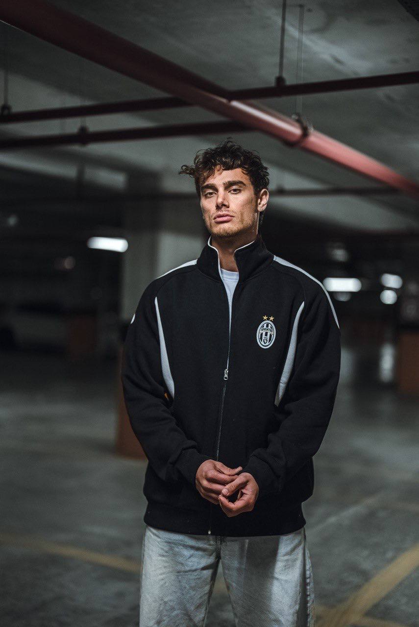 Juventus Logo Oversized Zip-Up Sweatshirt - Stylish and Comfortable Fanwear Withinblack
