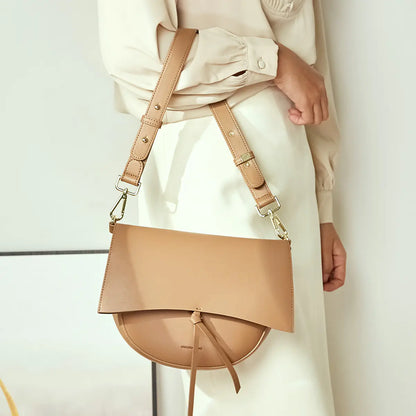 Versatile Leather Shoulder Bag with Retro Saddle Design