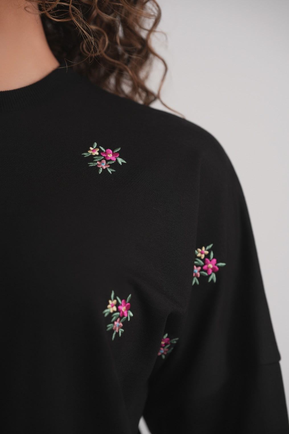 Floral Embroidered Sweatshirt MOOD + ELLWI