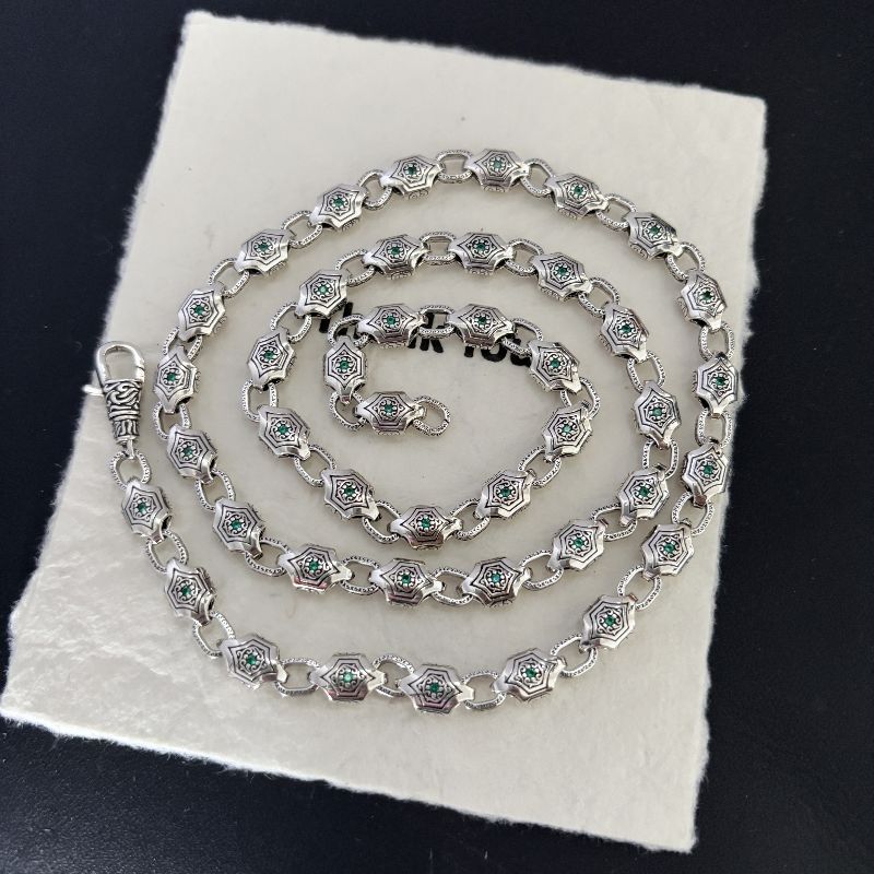 inlaid green diamond arabesque domineering necklace