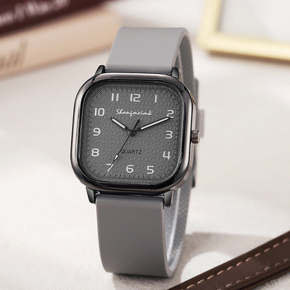 Vintage-style women's quartz watch