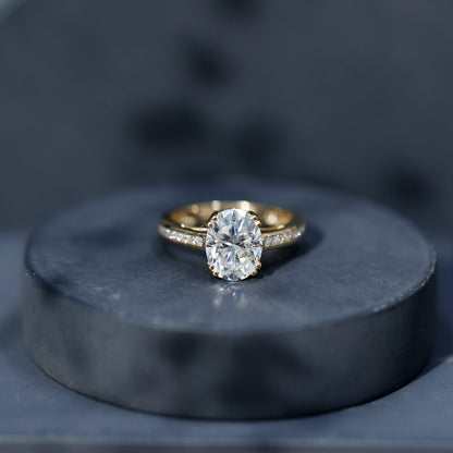 Lab Grown Diamond Timeless Engagement Ring With Side Stones