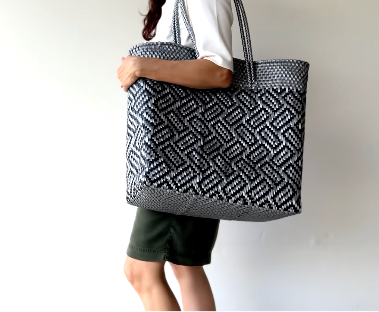 Mercado Large Tote – Silver & Black Rectangle Weave MexiMexi