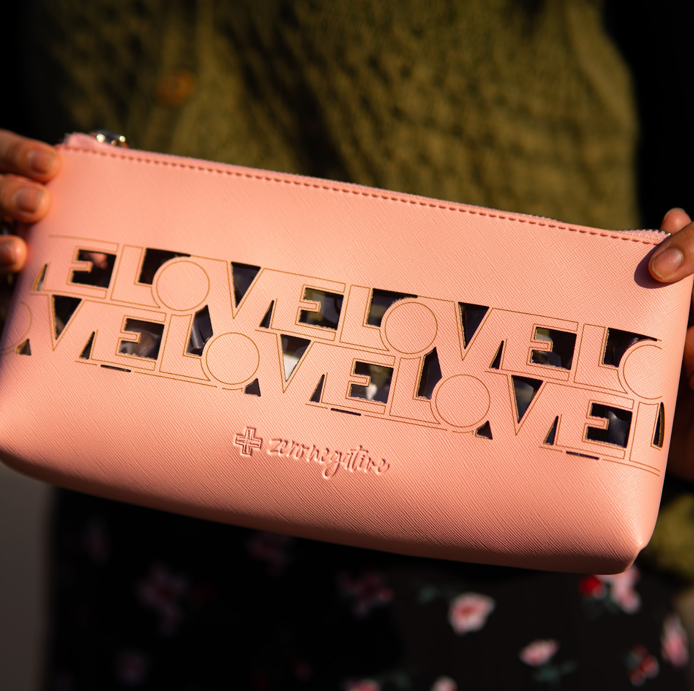 LOVE CLUTCH Love, Zero Negative