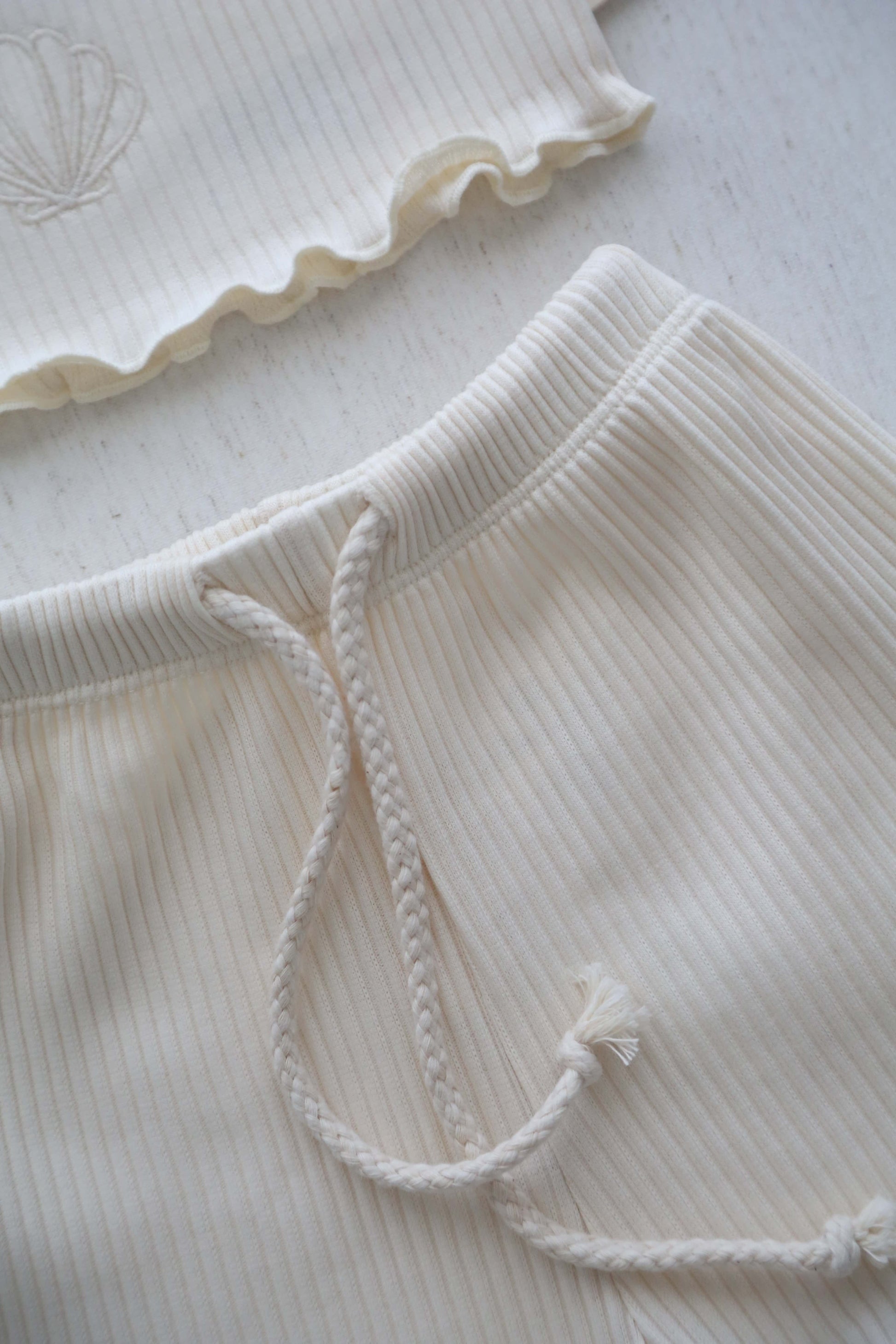 White Crop-Short Set Honey and Hive