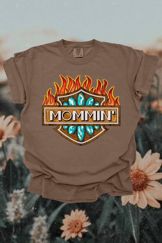 Mommin' Graphic Tee Spurs & Spades Boutique