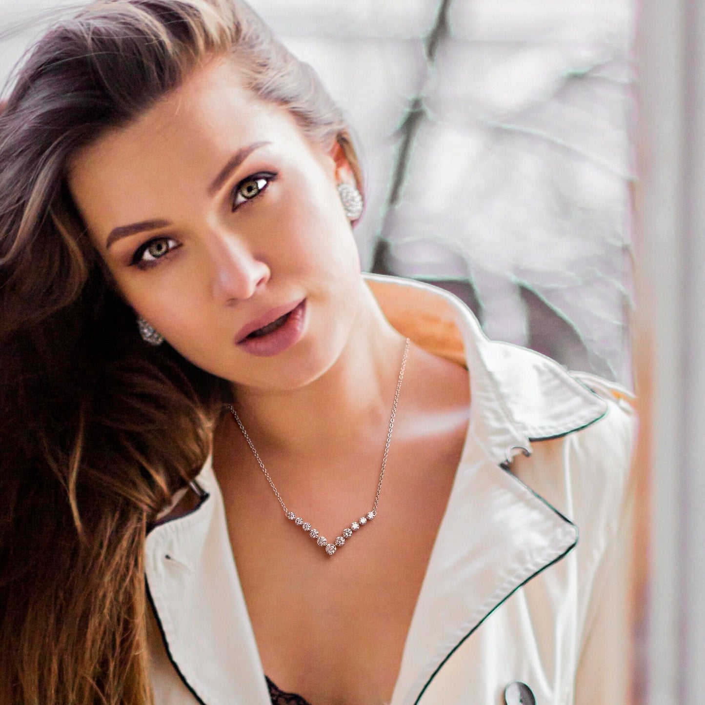 Round Graduated V-Necklace Fascinating Diamonds