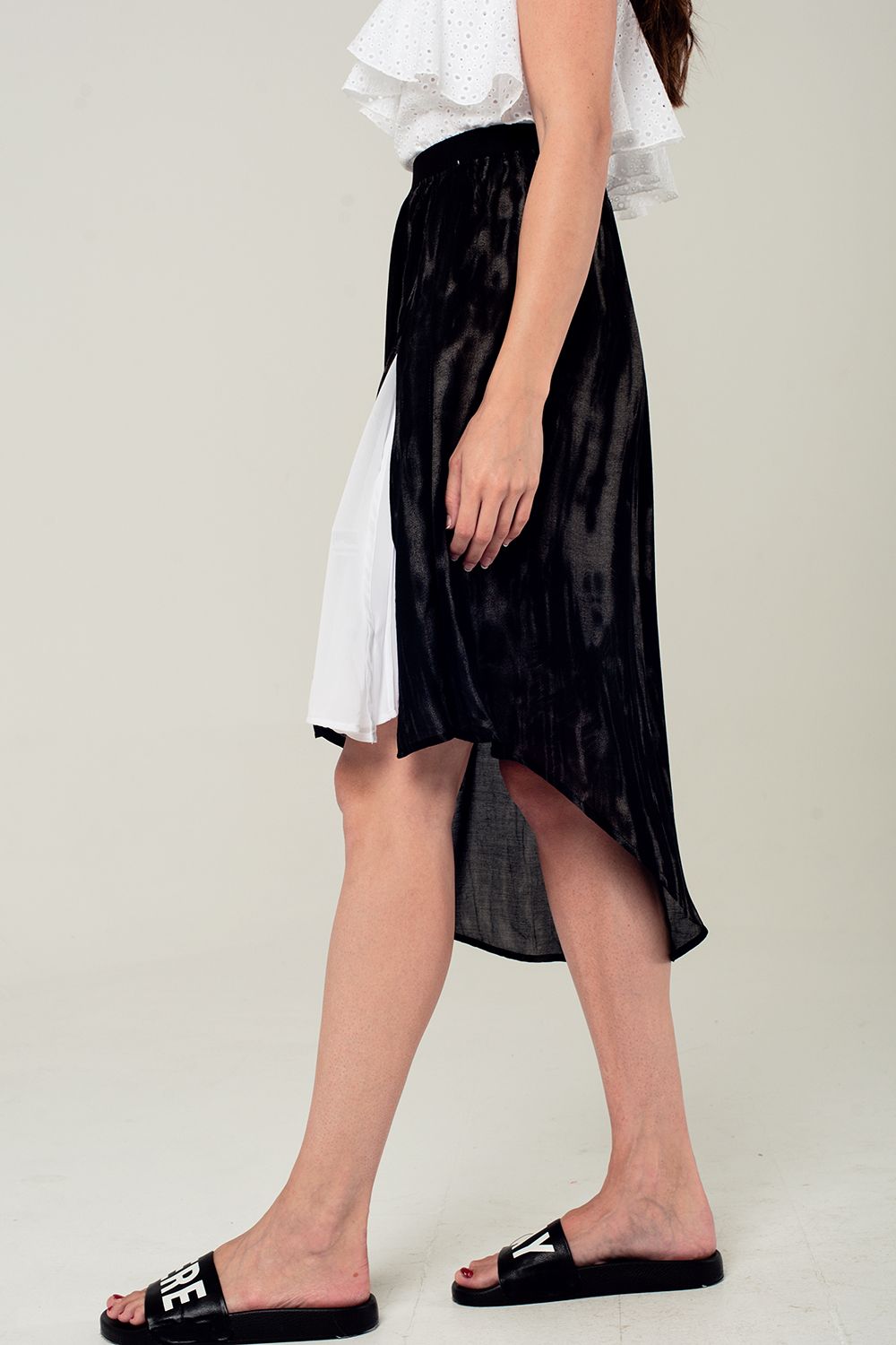 Asymmetric hem skirt in black and gray print Q2store