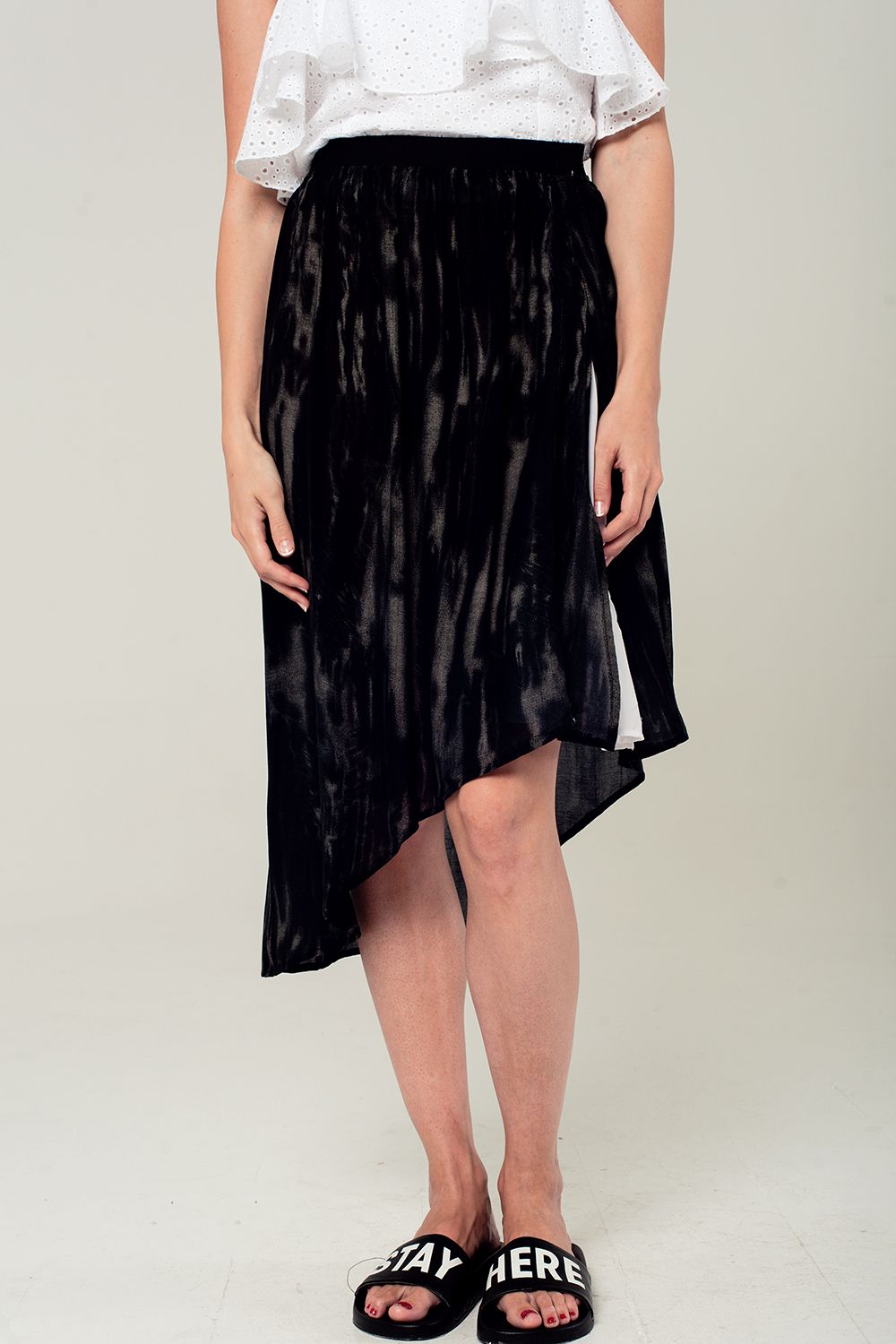 Asymmetric hem skirt in black and gray print Q2store