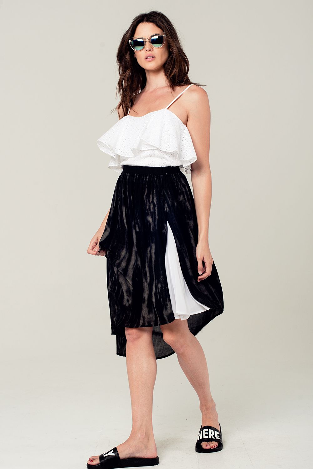 Asymmetric hem skirt in black and gray print Q2store