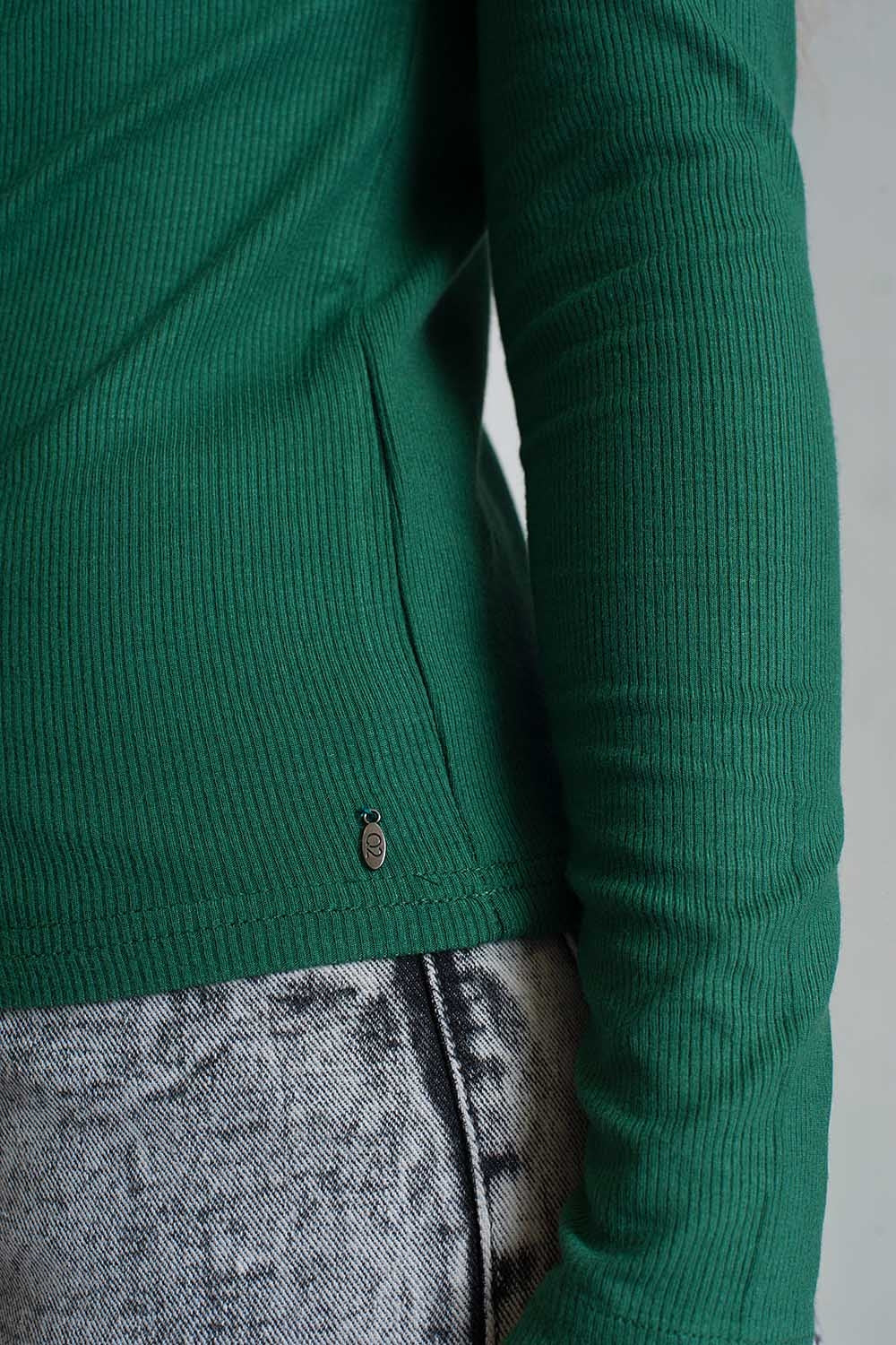 Asymmetric neck sweater in green Q2store