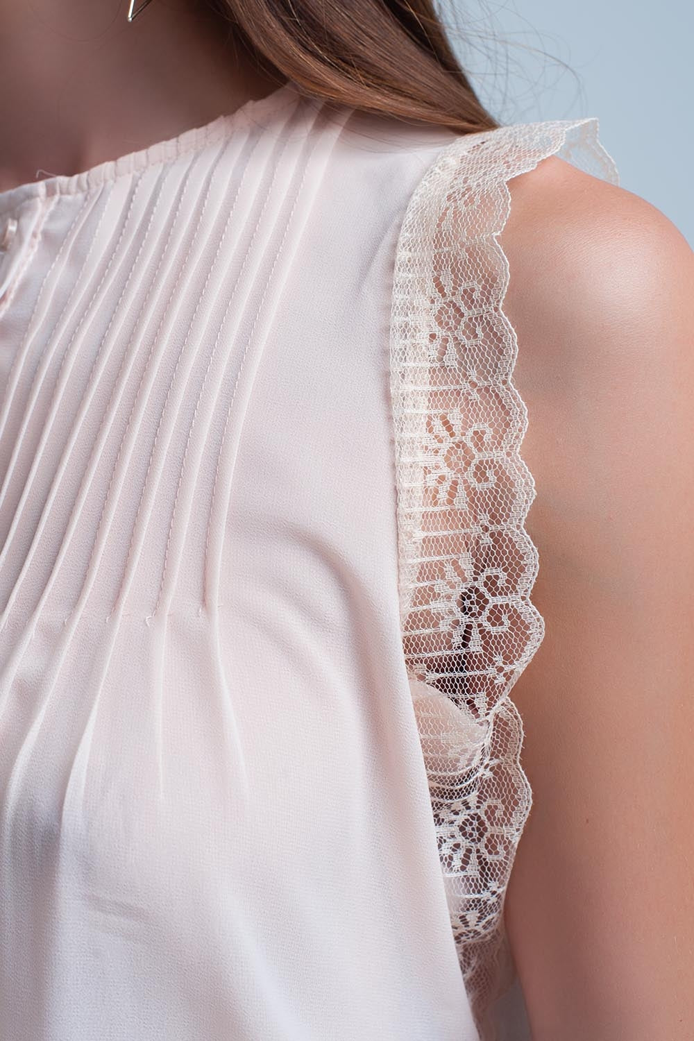 Beige sleeveless top with lace details Q2store