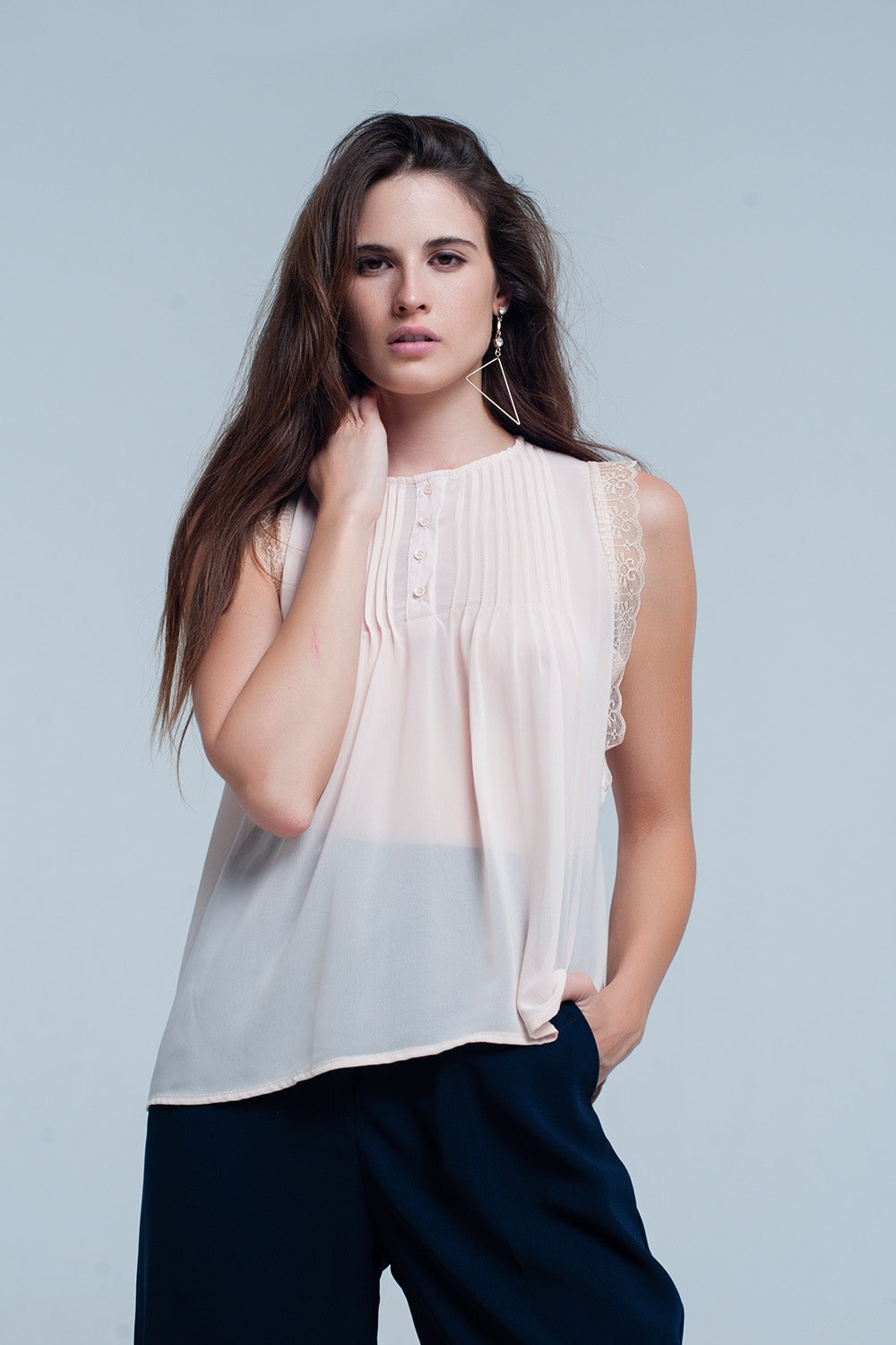 Beige sleeveless top with lace details Q2store