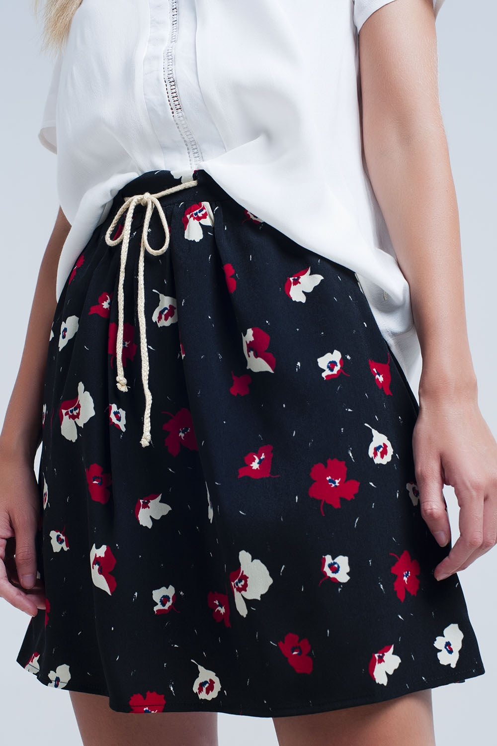 Black mini skirt with floral pattern Q2store
