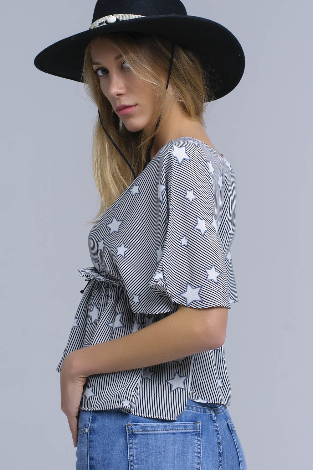 Black top with stars and ruffle Q2store
