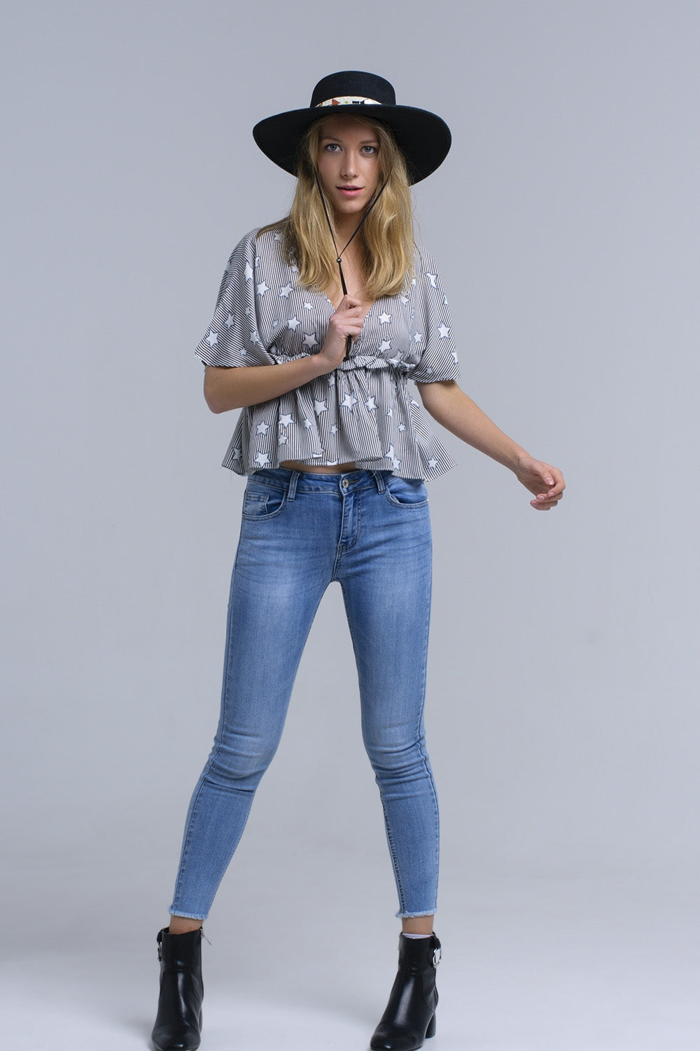 Black top with stars and ruffle Q2store