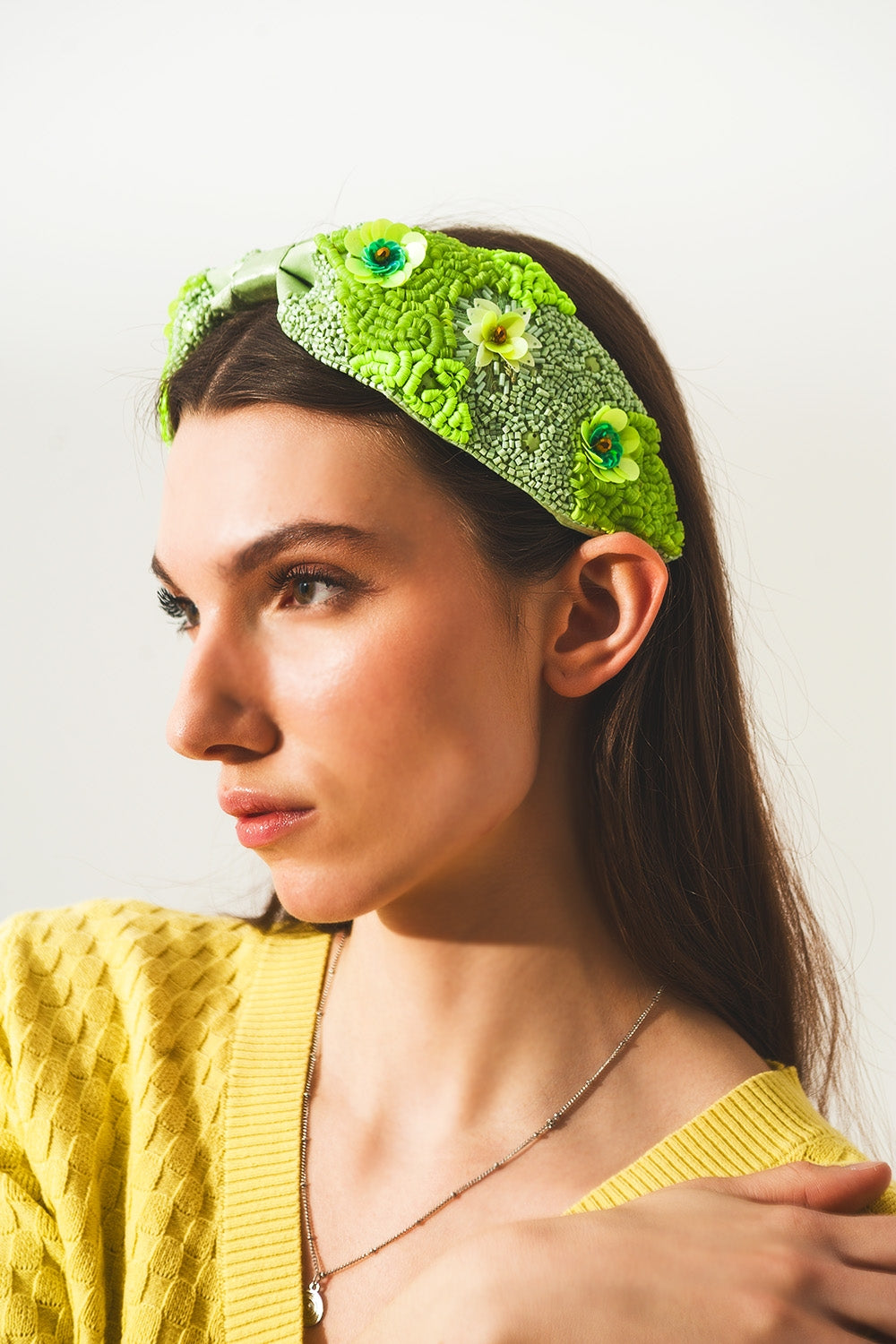 Chunky headband with embellished green flowers Q2store