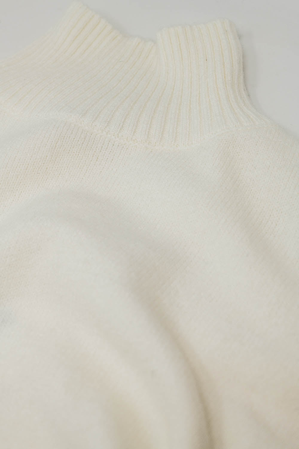 chunky knit sweater in ecru with turtleneck Q2store