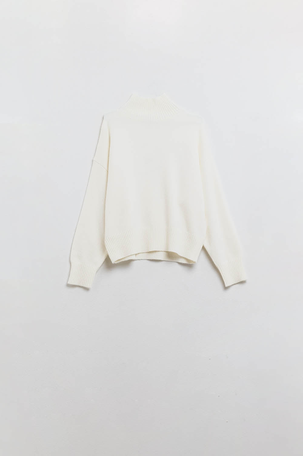 chunky knit sweater in ecru with turtleneck Q2store