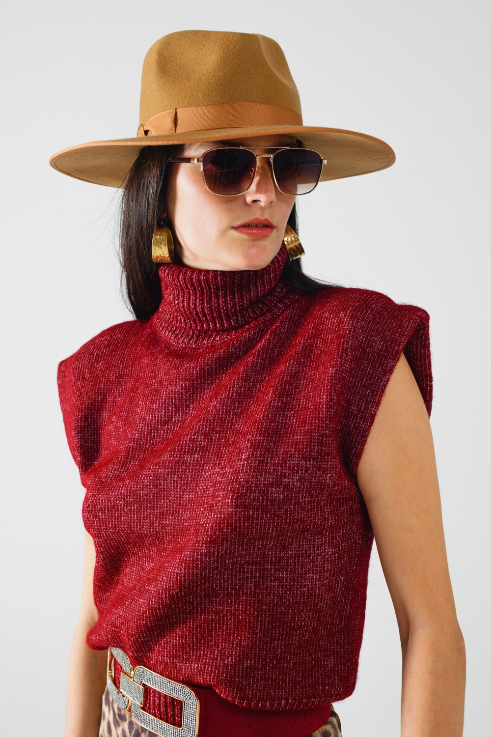 Cozy turtleneck sleeveless sweater in burgundy Q2store