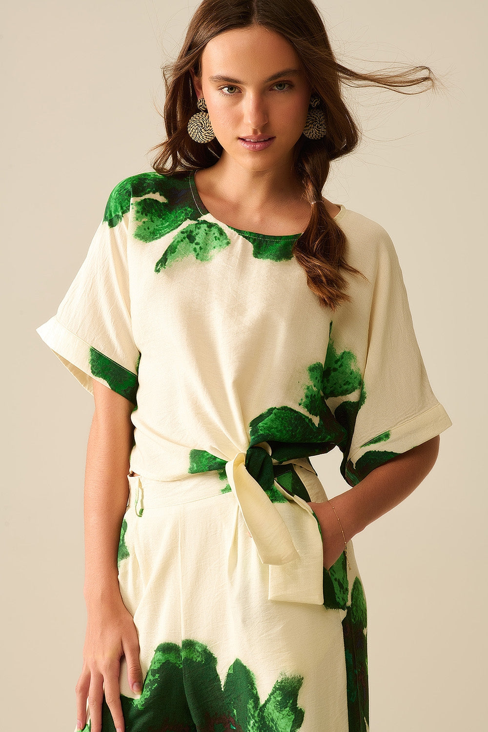 Cropped Blouse With Floral Print in Green Tied At The Waist Q2store