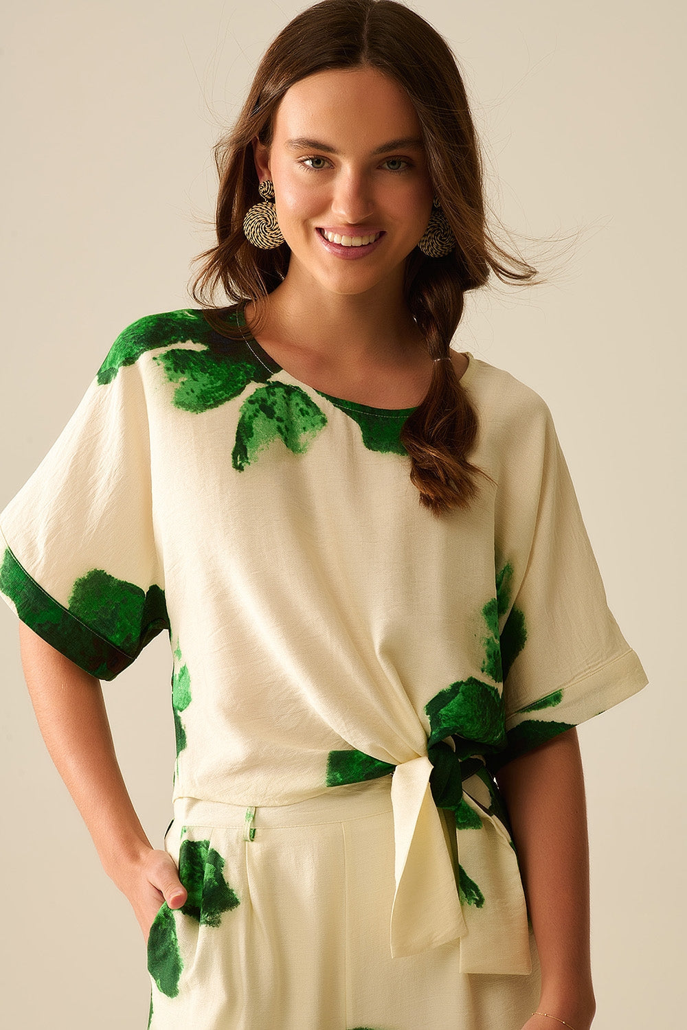 Cropped Blouse With Floral Print in Green Tied At The Waist Q2store