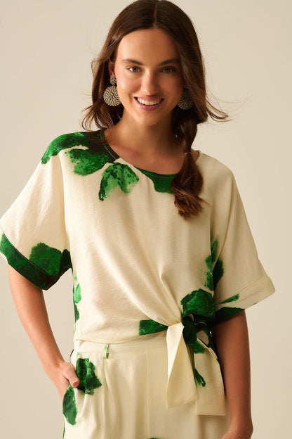 Cropped Blouse With Floral Print in Green Tied At The Waist Q2store