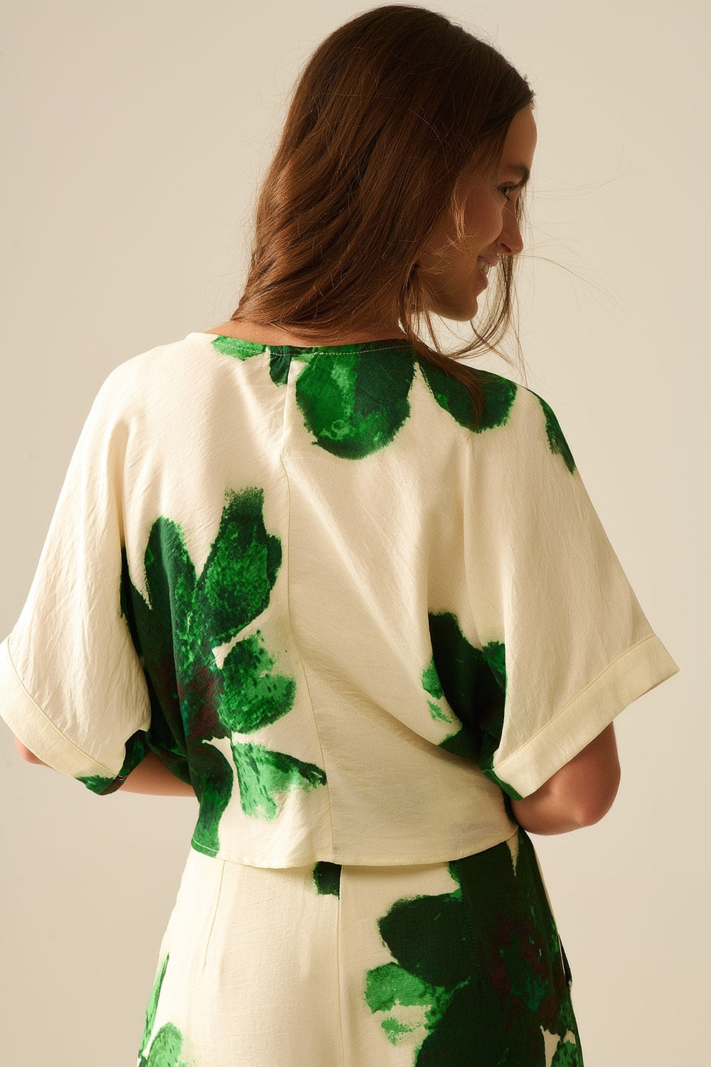 Cropped Blouse With Floral Print in Green Tied At The Waist Q2store