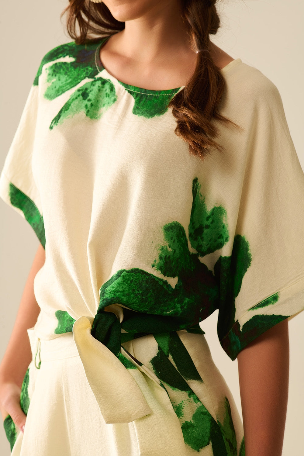 Cropped Blouse With Floral Print in Green Tied At The Waist Q2store
