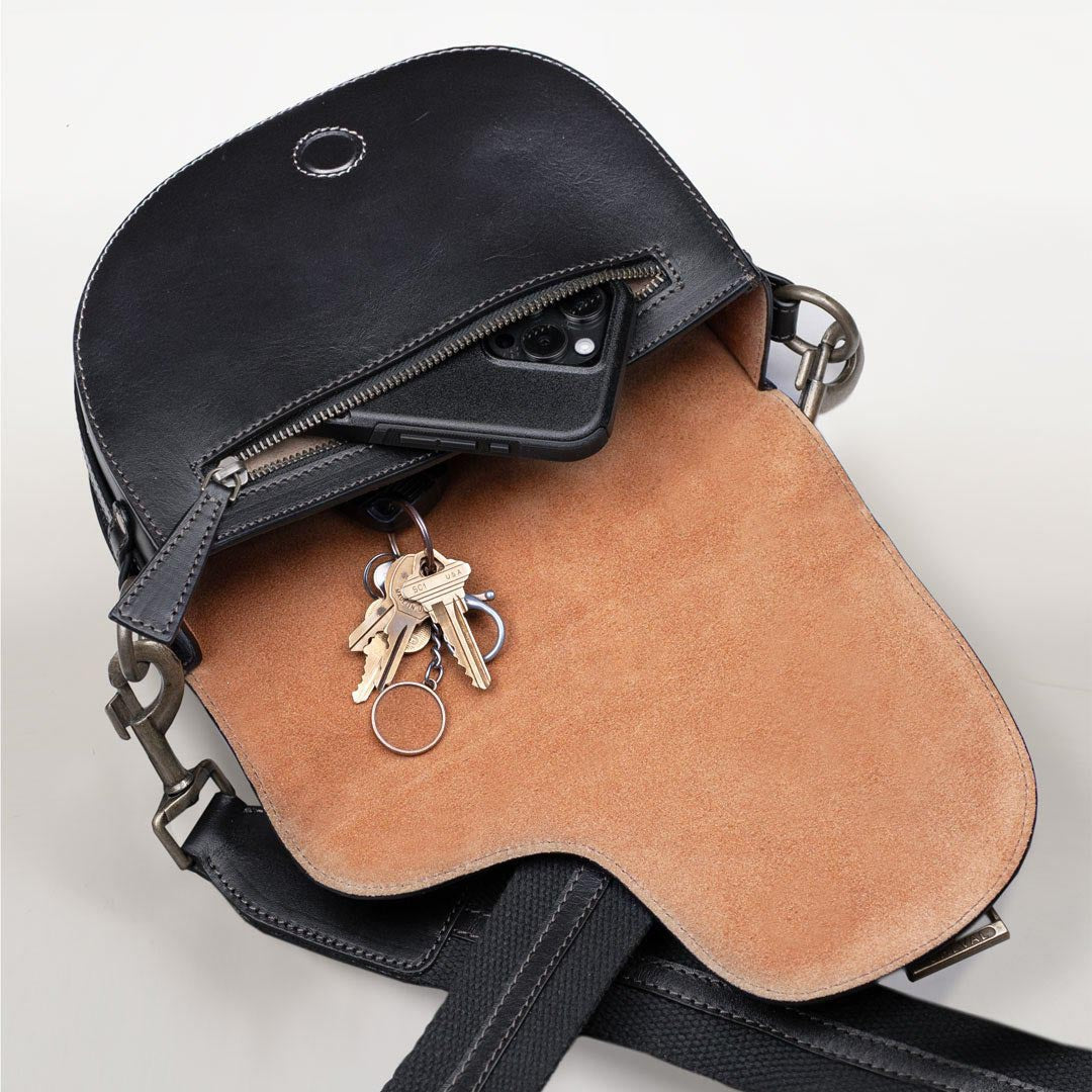 Signature Saddle Bag - Luxury Leather Handbag in Black Urban-Equestrian
