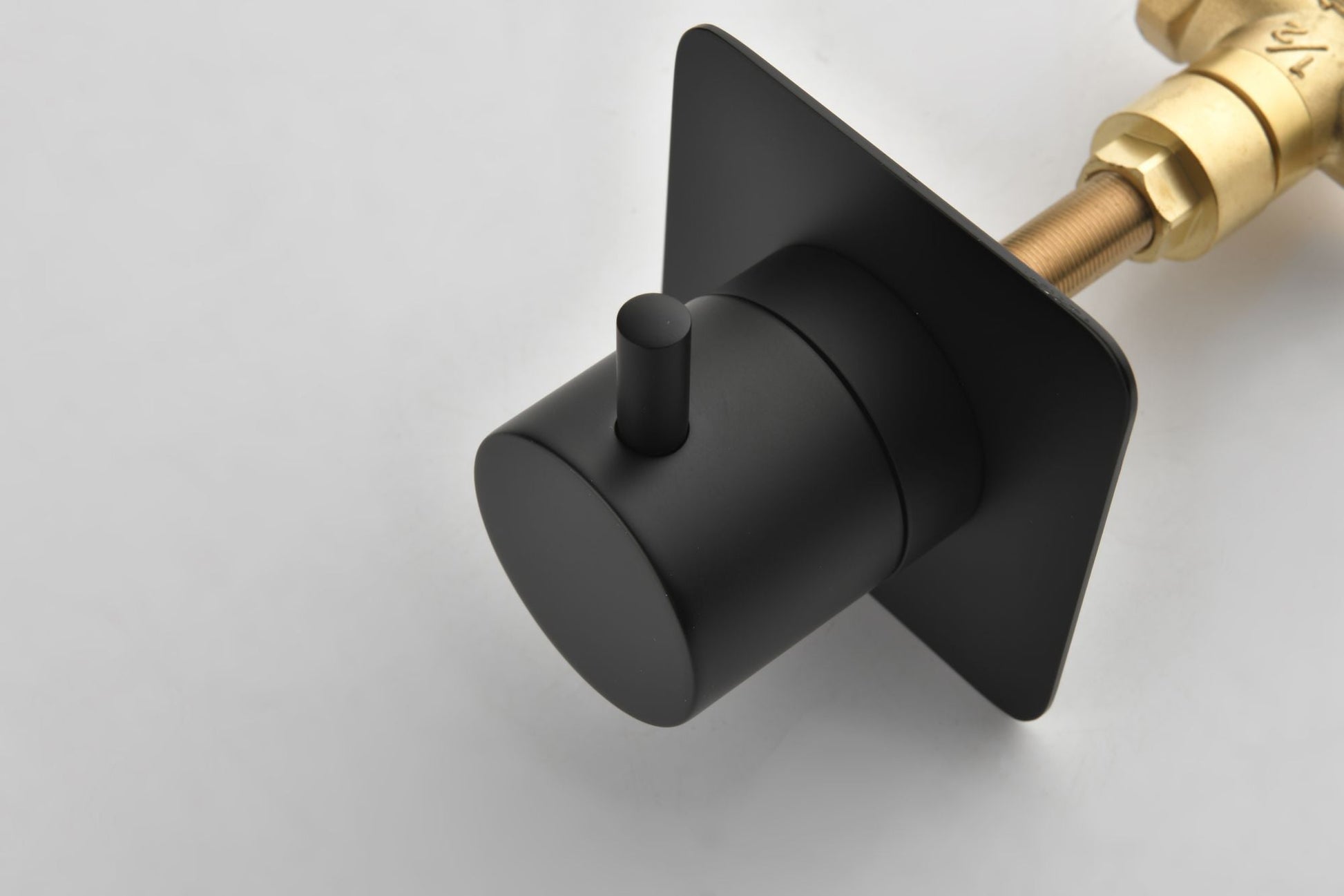 Master Shower Volume Control
Adjustable brass handle valve body, 1 piece each on the left and right New Era Fashion LLc