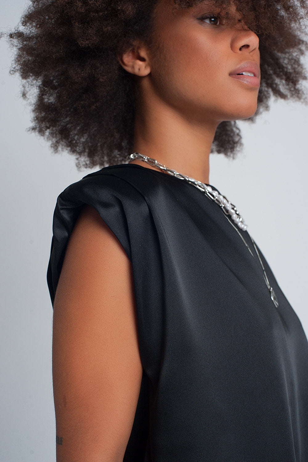 Gathered satin shoulder pad sleeveless top in black Q2store