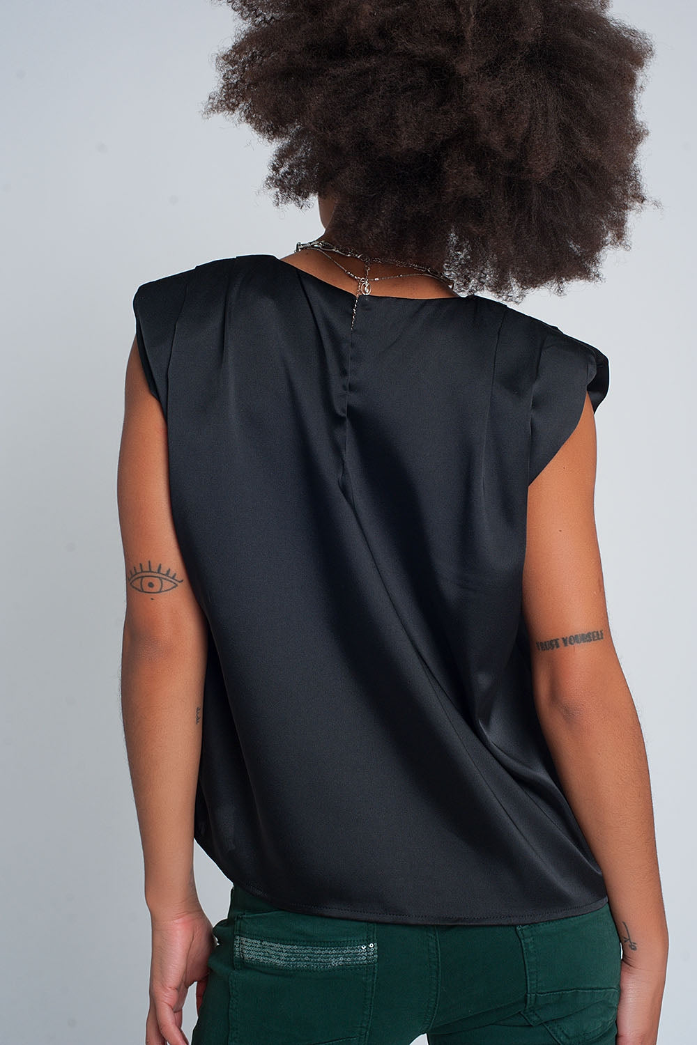 Gathered satin shoulder pad sleeveless top in black Q2store
