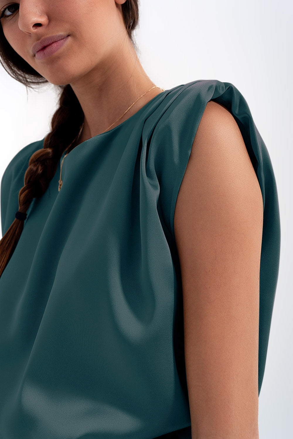 Gathered satin shoulder pad sleeveless top in green Q2store